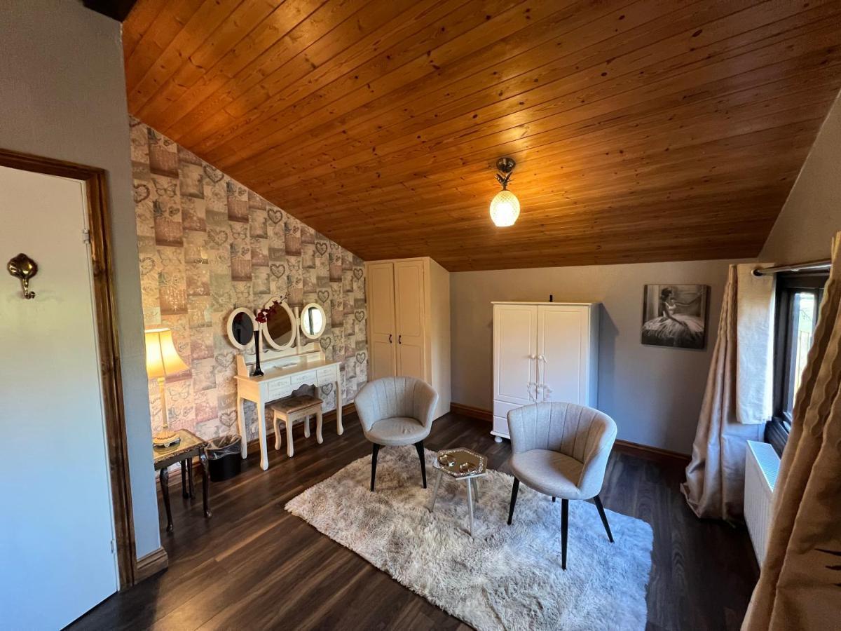 Squirrel Lodge At Owlet Hideaway - With Hot Tub, Near York Luaran gambar